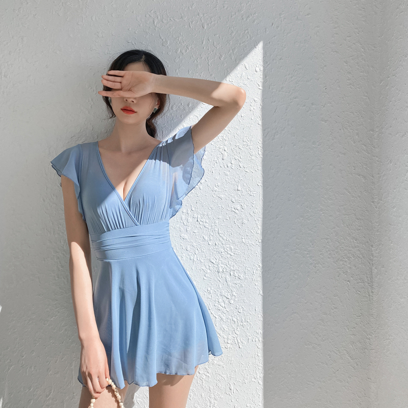 Едночастен дамски бански с повдигащ ефект и покриване на корема, без ръкави, с метална опора и чашки; плат найлон 95%, подплата полиестер 92%.