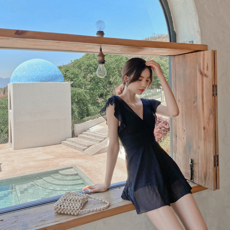 Едночастен дамски бански с повдигащ ефект и покриване на корема, без ръкави, с метална опора и чашки; плат найлон 95%, подплата полиестер 92%.