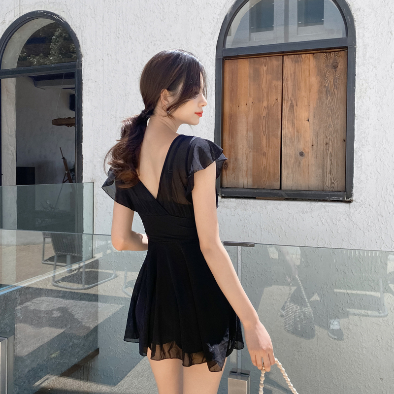 Едночастен дамски бански с повдигащ ефект и покриване на корема, без ръкави, с метална опора и чашки; плат найлон 95%, подплата полиестер 92%.