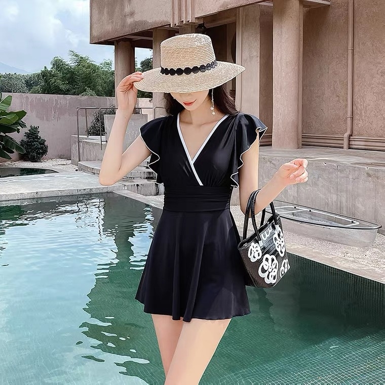 Дамски цял бански с метална опора и подплатени чашки, едноцветен; найлон-еластан плат с полиестерна подплата.