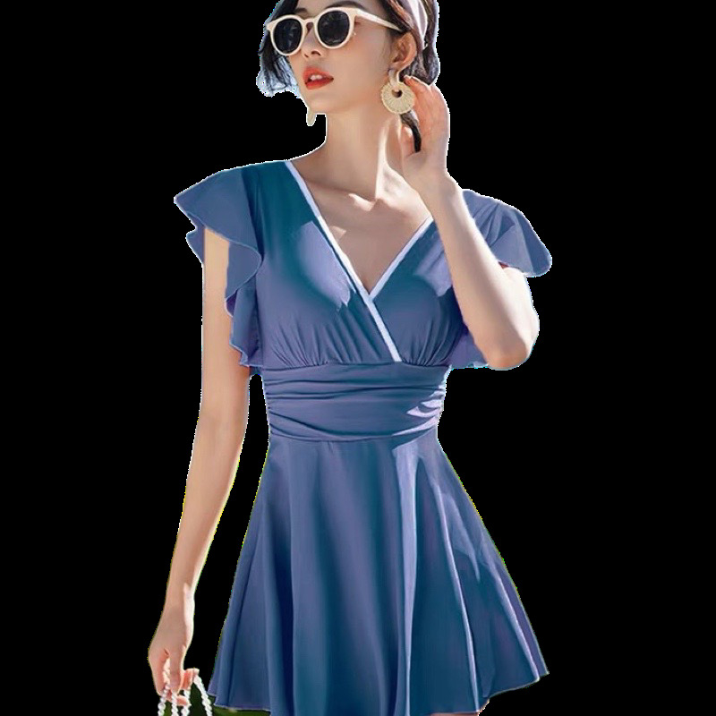 Дамски цял бански с метална опора и подплатени чашки, едноцветен; найлон-еластан плат с полиестерна подплата.