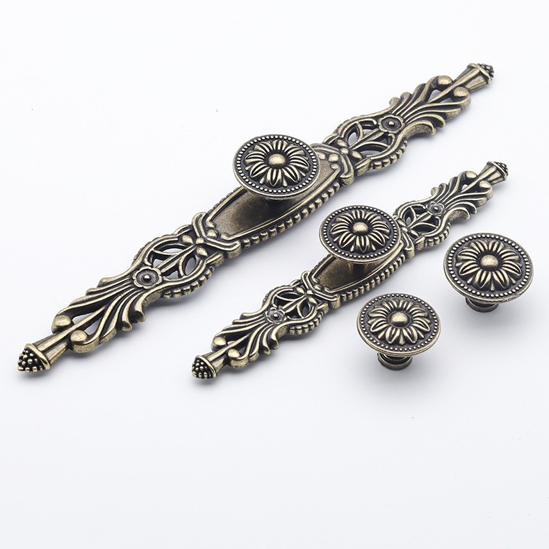 Szekrényajtó fogantyú íves kialakítású, cink ötvözet, öntés, furatok közötti távolság állítható