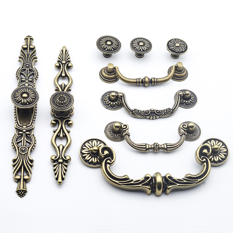 Szekrényajtó fogantyú íves kialakítású, cink ötvözet, öntés, furatok közötti távolság állítható