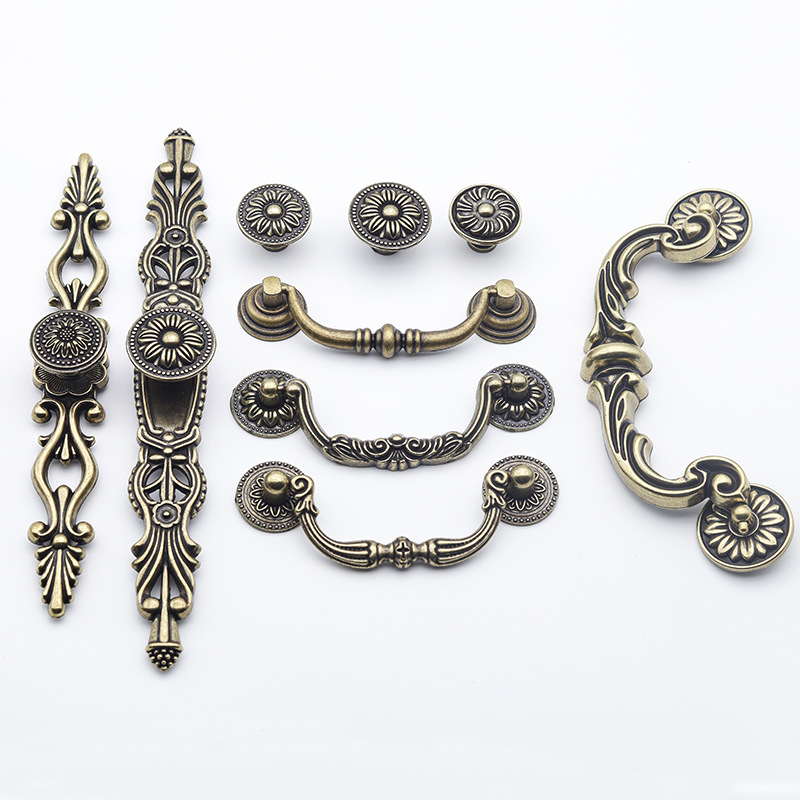 Szekrényajtó fogantyú íves kialakítású, cink ötvözet, öntés, furatok közötti távolság állítható