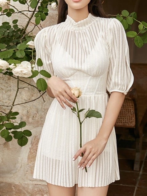 Női egyrészes fürdőruha mellpárnázott, gyorsan szárad, magas rugalmasság; anyag: 80% nylon, 20% spandex; bélés: 95% poliészter, 5% spandex; rövid ujjú.