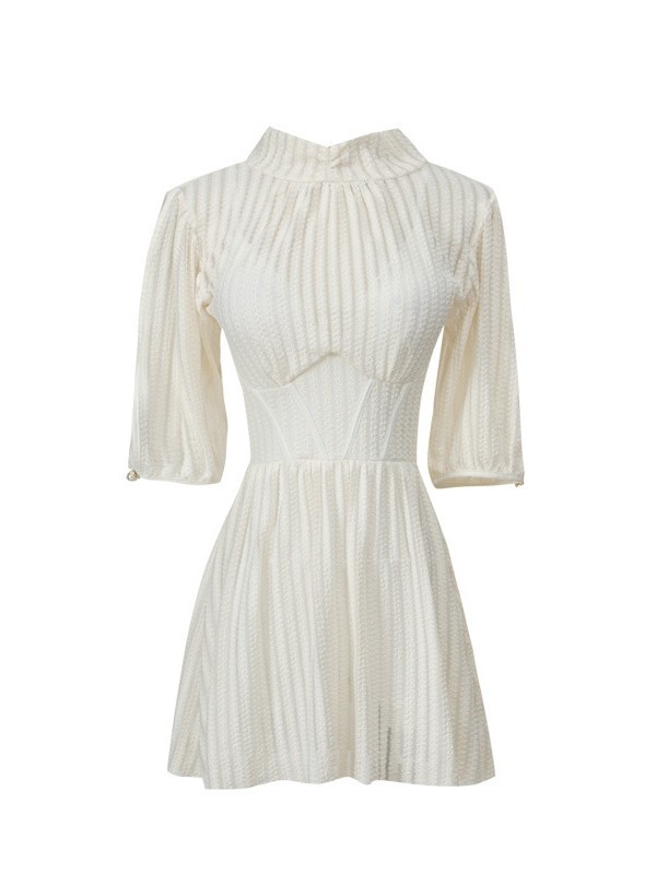 Női egyrészes fürdőruha mellpárnázott, gyorsan szárad, magas rugalmasság; anyag: 80% nylon, 20% spandex; bélés: 95% poliészter, 5% spandex; rövid ujjú.