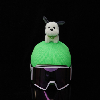 Pliš psa karikatura figura sa zelenim šalom i snježnom kacigom; materijal: pliš