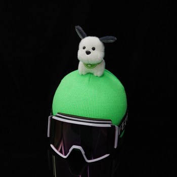 Pliš psa karikatura figura sa zelenim šalom i snježnom kacigom; materijal: pliš