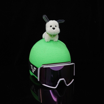 Pliš psa karikatura figura sa zelenim šalom i snježnom kacigom; materijal: pliš