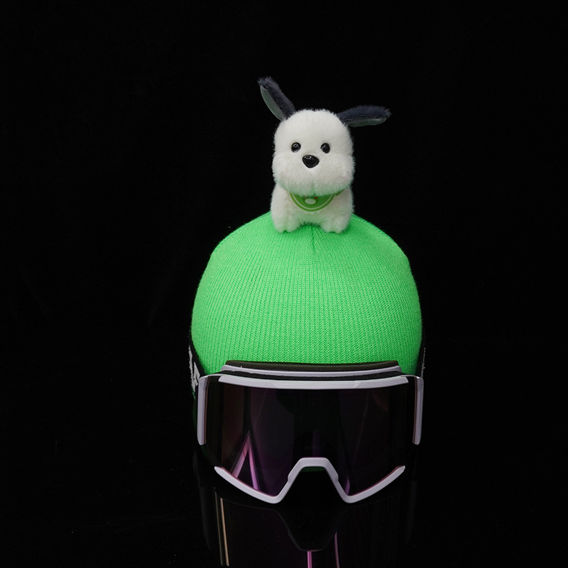 Pliš psa karikatura figura sa zelenim šalom i snježnom kacigom; materijal: pliš