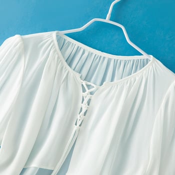 Svilen plažni prekrivač s dugim rukavima, okrugli ovratnik, vezanje uz šnuru, udoban kroj; sadržaj svile >95%; duljina 50-65 cm