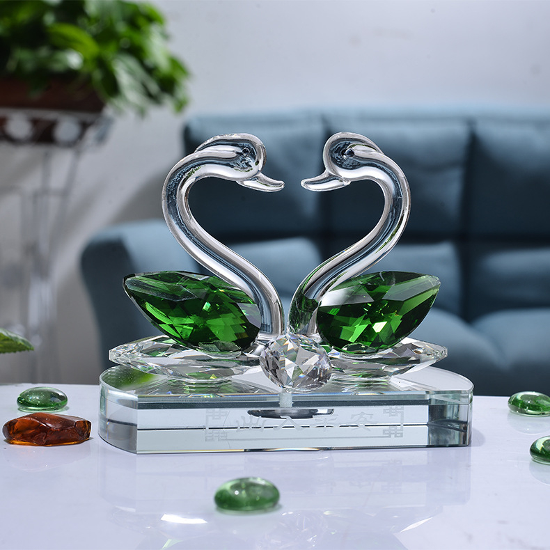 Кристална лебедова автомобилна украса с вътрешен парфюм и лого – модерен стил