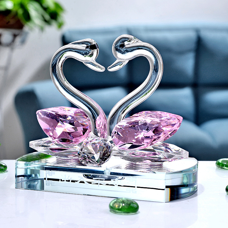 Кристална лебедова автомобилна украса с вътрешен парфюм и лого – модерен стил