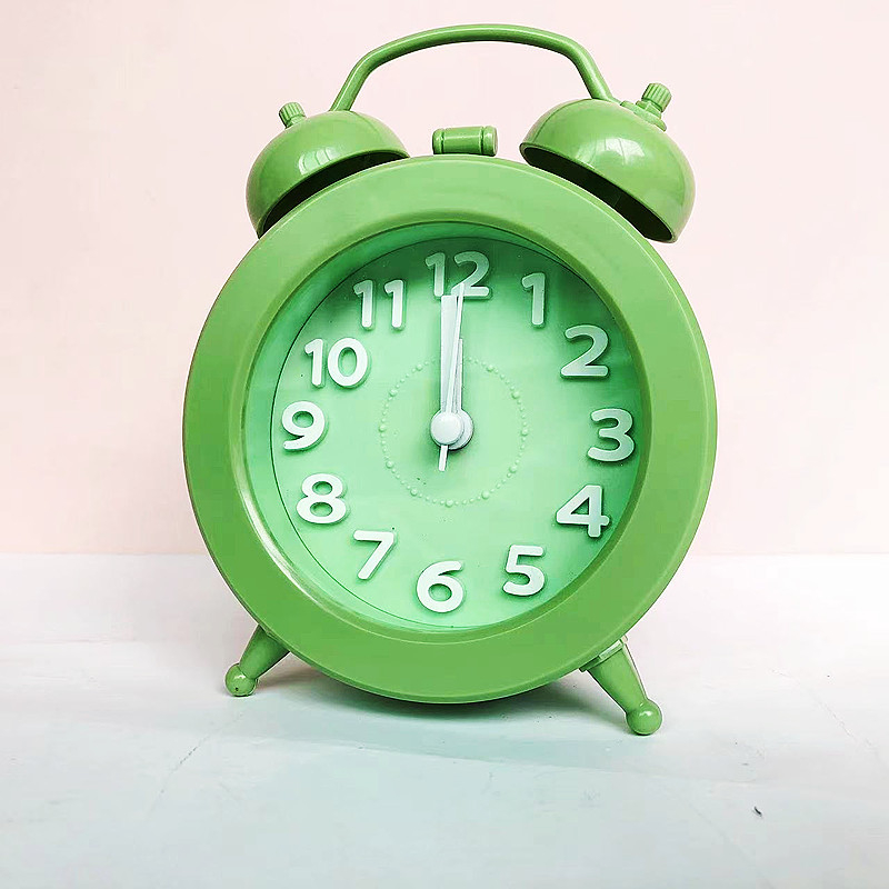 Alarmni sat, elektronički pogon, baterijski, jednostrani, analogni prikaz s kazaljkama i brojevima, modern minimalistički stil