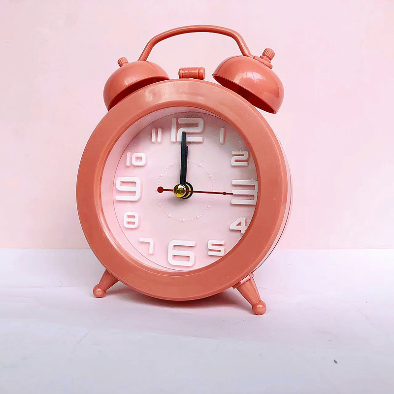Alarmni sat, elektronički pogon, baterijski, jednostrani, analogni prikaz s kazaljkama i brojevima, modern minimalistički stil