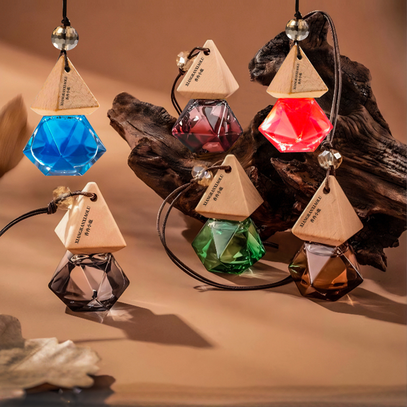 Autóillatosító függő, üveg tartóval, akasztó kivitel (űrtartalom 10–20 ml; párolgási idő 31–60 nap)