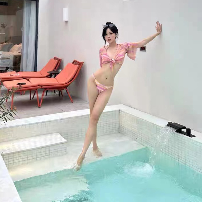 Ženski bikini s dugim rukavima, prugastog dizajna, UV zaštita, za odmor i spa.