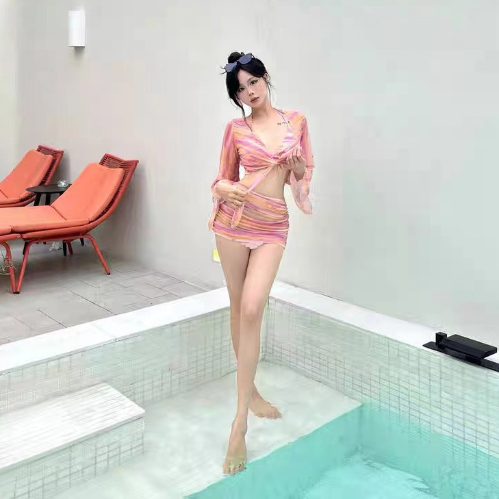 Ženski bikini s dugim rukavima, prugastog dizajna, UV zaštita, za odmor i spa.