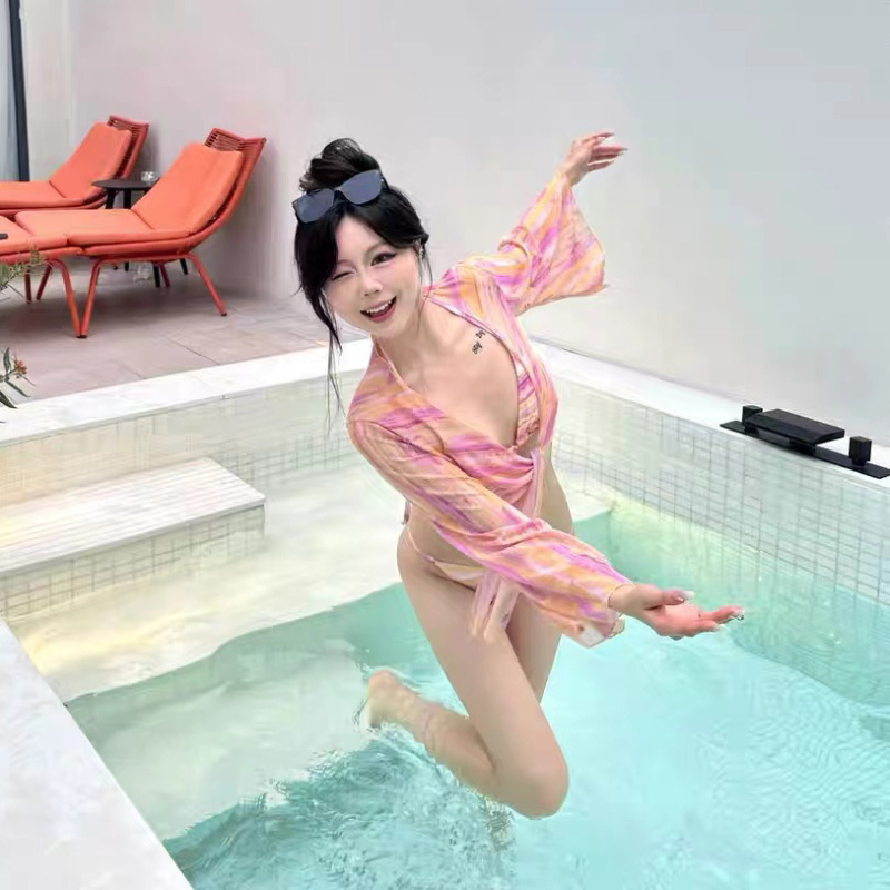 Ženski bikini s dugim rukavima, prugastog dizajna, UV zaštita, za odmor i spa.