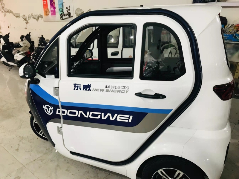 Rain eyebrow pre univerzálne vozidlá, guma, lepidlová montáž, balenie 2 kusov