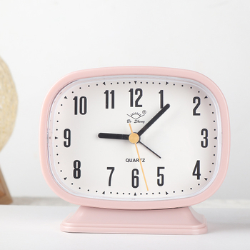 Alarm sat s velikim brojevima, analogni zaslon, glatko kretanje sekundi, baterijsko napajanje, funkcija alarma