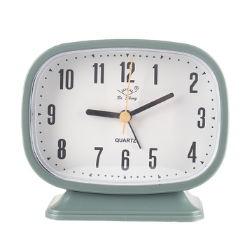 Alarm sat s velikim brojevima, analogni zaslon, glatko kretanje sekundi, baterijsko napajanje, funkcija alarma
