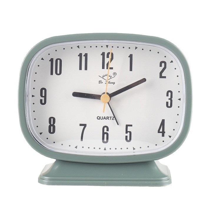 Alarm sat s velikim brojevima, analogni zaslon, glatko kretanje sekundi, baterijsko napajanje, funkcija alarma