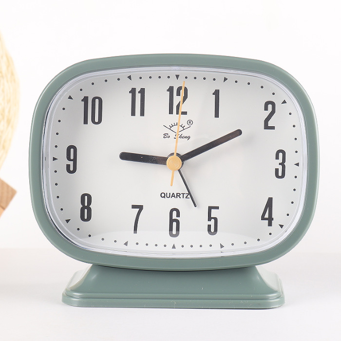 Alarm sat s velikim brojevima, analogni zaslon, glatko kretanje sekundi, baterijsko napajanje, funkcija alarma