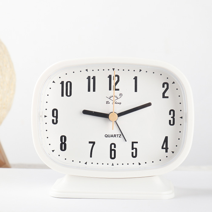Alarm sat s velikim brojevima, analogni zaslon, glatko kretanje sekundi, baterijsko napajanje, funkcija alarma