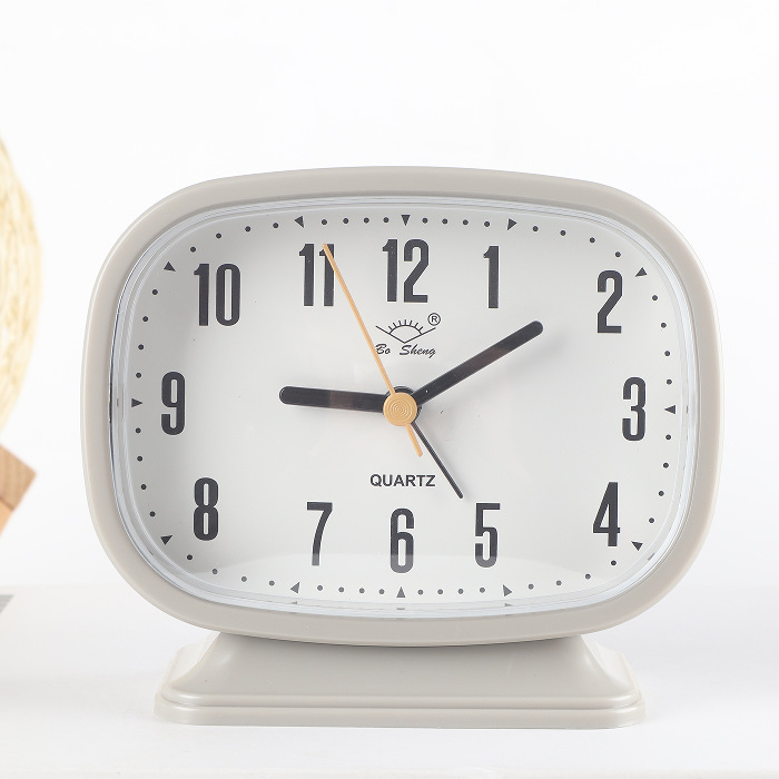 Alarm sat s velikim brojevima, analogni zaslon, glatko kretanje sekundi, baterijsko napajanje, funkcija alarma
