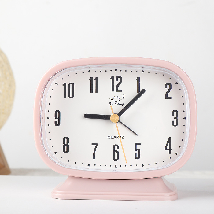Alarm sat s velikim brojevima, analogni zaslon, glatko kretanje sekundi, baterijsko napajanje, funkcija alarma