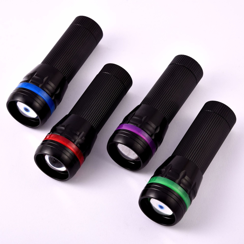 Kompaktni taktički flashlight za samoodbranu s teleskopskim zumom, aluminijska legura, 3W LED, tri AA baterije, domet 100–200 m