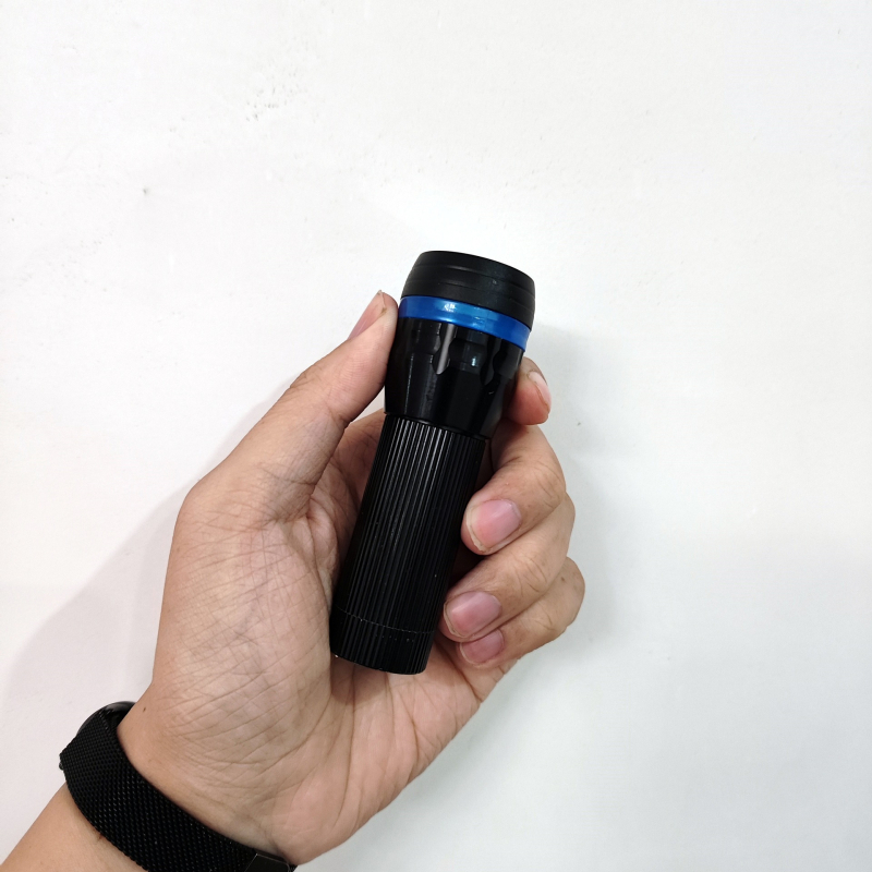 Kompaktni taktički flashlight za samoodbranu s teleskopskim zumom, aluminijska legura, 3W LED, tri AA baterije, domet 100–200 m