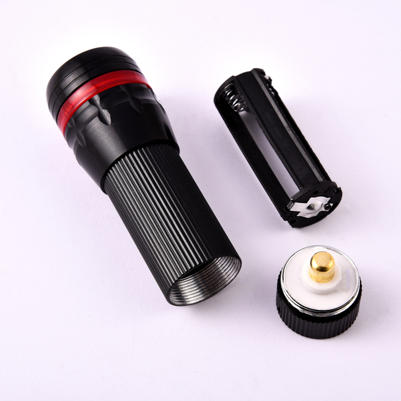 Kompaktni taktički flashlight za samoodbranu s teleskopskim zumom, aluminijska legura, 3W LED, tri AA baterije, domet 100–200 m