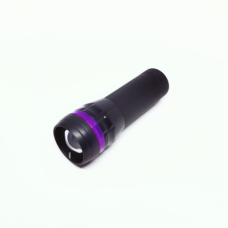 Kompaktni taktički flashlight za samoodbranu s teleskopskim zumom, aluminijska legura, 3W LED, tri AA baterije, domet 100–200 m