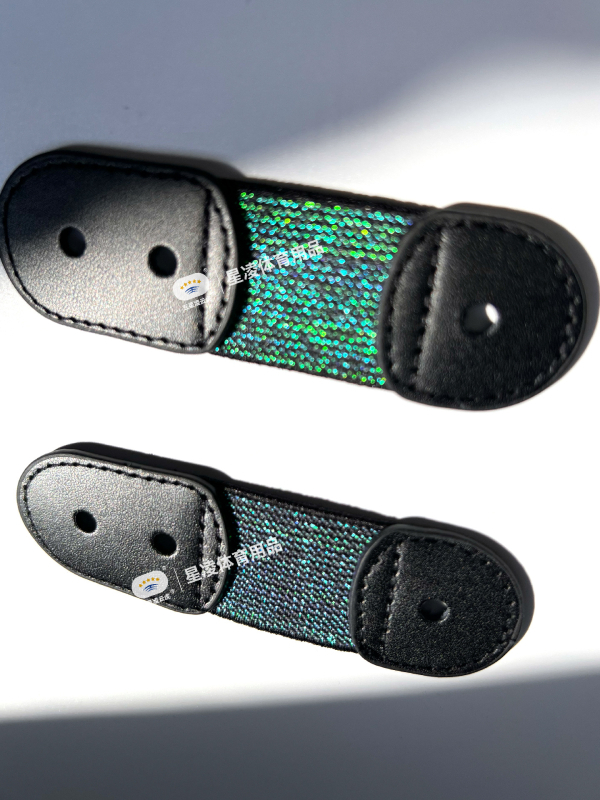 Műkorcsolya cipő rögzítőelemek, bőrből, elasztikus csuklórész a lazítás elleni védelem