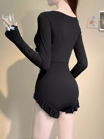 Costum de baie întreg cu mâneci lungi, talie înaltă pentru acoperirea abdomenului, cu întăritură sub sân și bureți pentru sân, poliester cu uscare rapidă