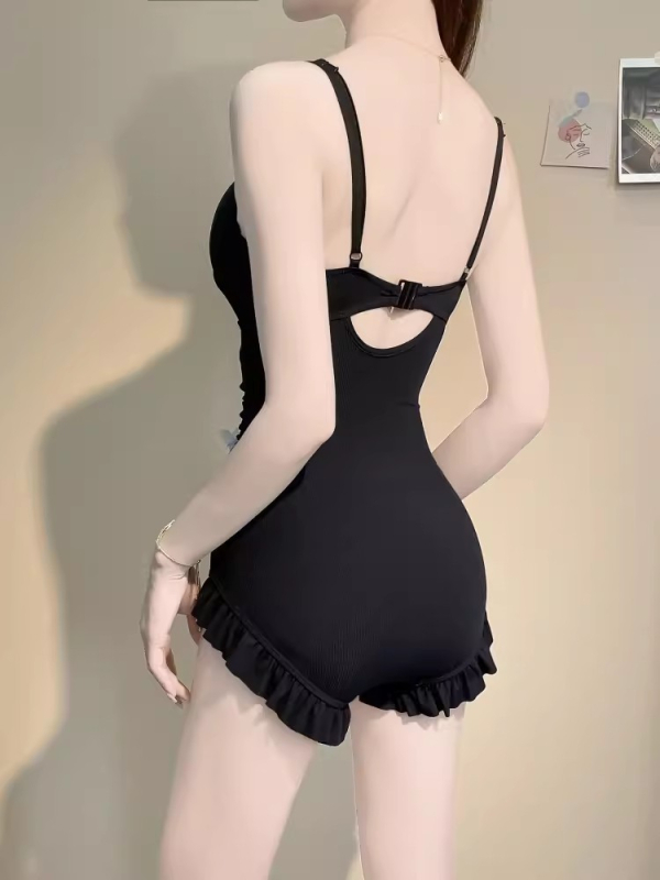 Costum de baie întreg cu mâneci lungi, talie înaltă pentru acoperirea abdomenului, cu întăritură sub sân și bureți pentru sân, poliester cu uscare rapidă