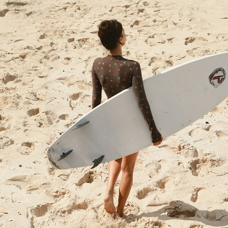 Egyrészes fürdőruha hosszú ujjú, UV védelem, gyorsan száradó, rugalmas poliészter anyag, belső melltartó párna