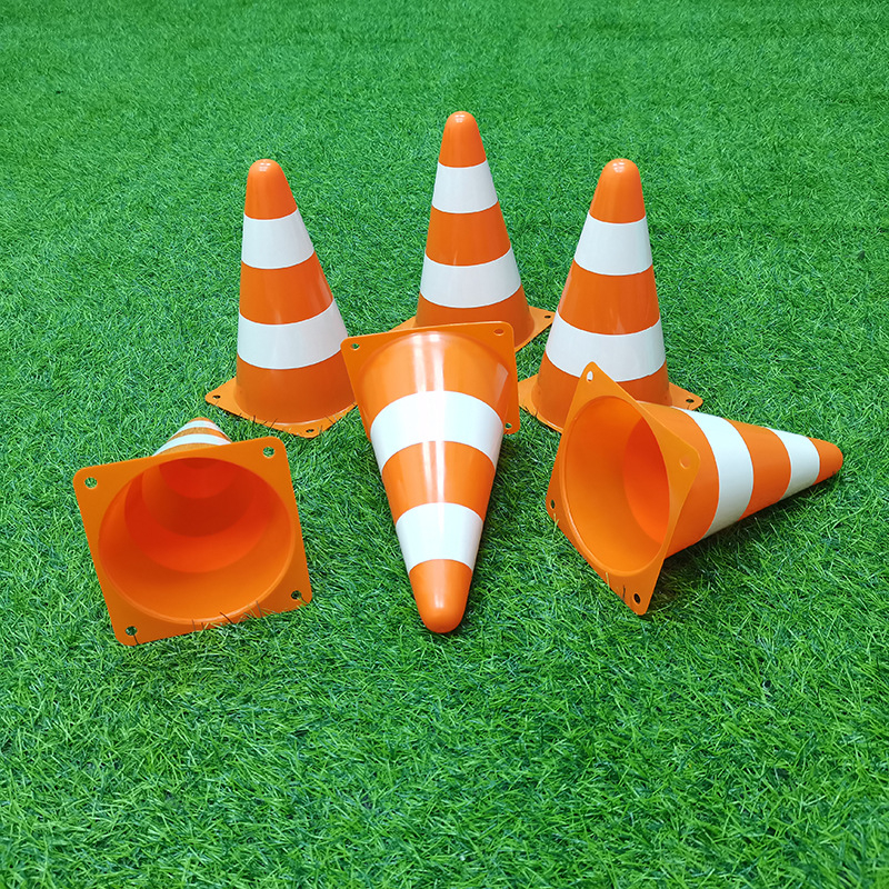 Nogometni trening set s kontejnerima za označavanje i konusima za vanjsku upotrebu