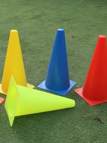 Trening alat za nogomet s prilagodljivim PE oznakama i preprekama u obliku konusa; materijal PE; brend Maca; pogodno za nogomet i više sportova