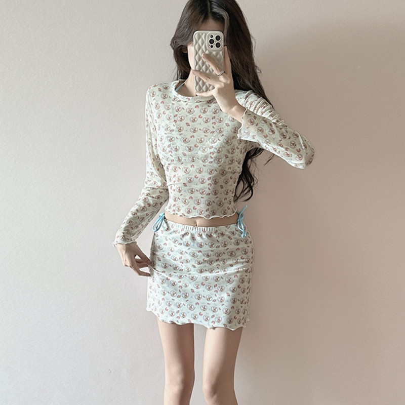 Női napvédő hosszú ujjú háló felső és konzervatív szoknya — négy darabos fürdőruha készlet; 88% poliészter, 220 g/m², bélés 100% poliészter, alkalmas úszásra és sétálásra