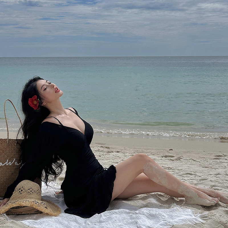 Női egyrészes fürdőruha, hosszú ujjú, napvédő, karcsú vonal, anyag: nylon 82% spandex