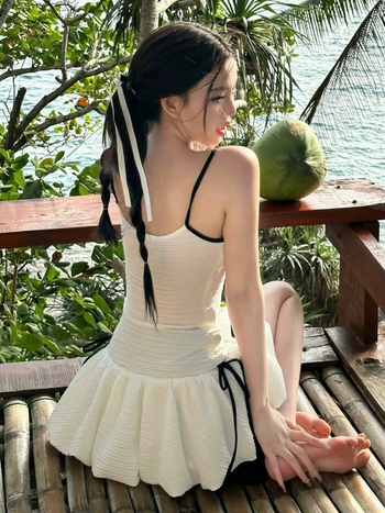 Egyrészes fürdőruha, magas derekú, mellbetét, gyorsan száradó, hercegnő-stílus, poliészter 82%, 230 g/m²