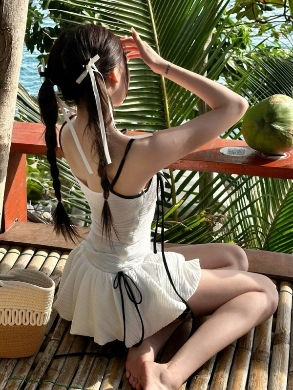 Egyrészes fürdőruha, magas derekú, mellbetét, gyorsan száradó, hercegnő-stílus, poliészter 82%, 230 g/m²