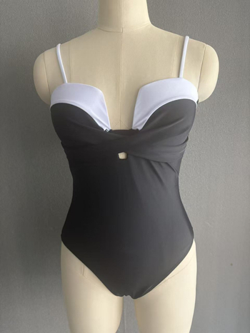 Jednodelni kupaci kostim, usklađen bojama, s otvorenim leđima, umetak za grudni koš, bez čelične potpore; Materijal: najlon; 82% poliester / 18% spandex podstava; Težina: 200 g