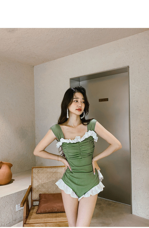 Női egyrészes fürdőruha, magas derék, hasat formázó fazon, egyszínű mintázat, belső melltámasz, poliészter 90–94%