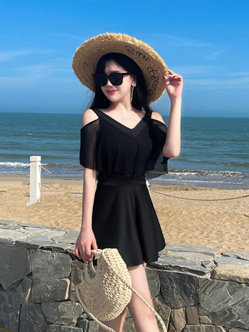 Női split fürdőruha – egy darabos, mellrésznél párnázott, egyszínű minta, poliészter anyag