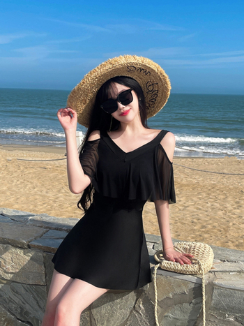 Női split fürdőruha – egy darabos, mellrésznél párnázott, egyszínű minta, poliészter anyag