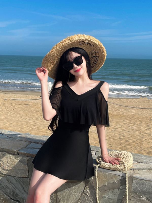 Női split fürdőruha – egy darabos, mellrésznél párnázott, egyszínű minta, poliészter anyag